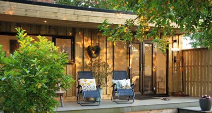 Dog-Friendly Luxury Lodge: Retreat from City to Country Bliss with Hot Tub