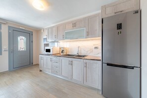 Réfrigérateur, plaque de cuisson, bouilloire électrique