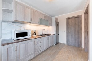 Fridge, stovetop, electric kettle, cookware/dishes/utensils