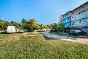 Property grounds - Studio Apartment 'Alex Bar Apartment 9' with Sea View, Wi-Fi and Air Conditioning (Parga)