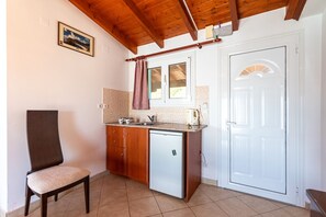 ثلاجة، فرن، موقد طهي مسطح، غلّاية كهربائية