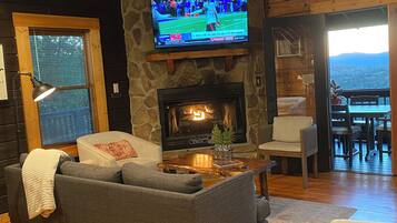 Una Smart TV, una chimenea, videojuegos, un reproductor de DVD