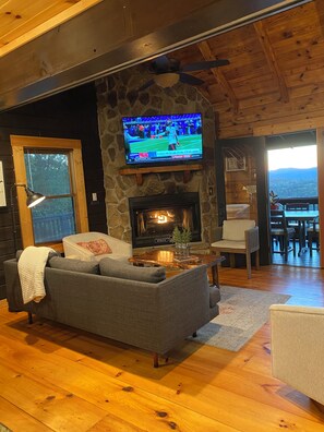 Een smart-tv, een open haard, videogames en een dvd-speler