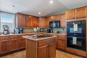 Fridge, oven, stovetop, dishwasher