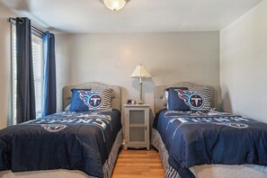 3 slaapkamers, een strijkplank/strijkijzer, gratis wifi, beddengoed