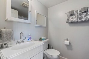 Hair dryer, soap, shampoo - Yarnell Place West Knoxville 3 Bedroom 2. 5 bath (Knoxville)
