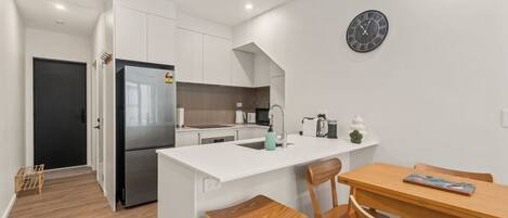 Réfrigérateur, micro-ondes, four, plaque de cuisson