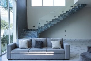 Villa de lujo, vistas al jardín | Sala de estar | Una televisión