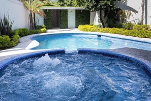 Outdoor pool, pool umbrellas, sun loungers - Luxurious Getaway w Private Pool Garden (Santiago)