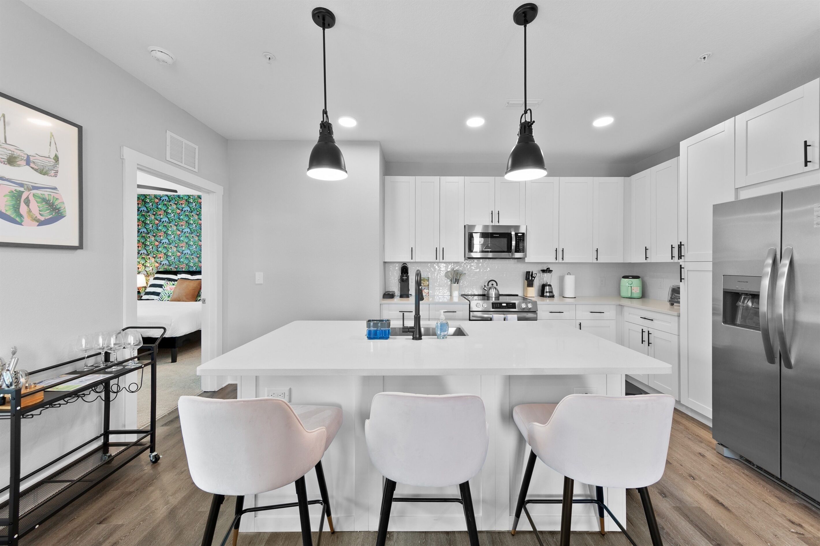 Kjøleskap, mikrobølgeovn, ovn og kokeplater