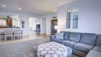 Smart TV, fireplace, stereo, offices