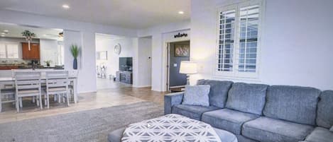 TV connectée, cheminée, chaîne hi-fi, espaces bureaux