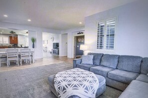 Una Smart TV, una chimenea, un reproductor estéreo, una oficina