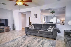 Una Smart TV, una chimenea, un reproductor estéreo, una oficina