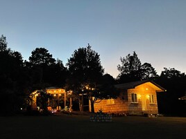Fachada de la propiedad por la tarde o noche