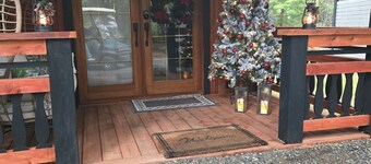 Charming cabin in outside lovely coombs  on 10 acreas  veryprivate 