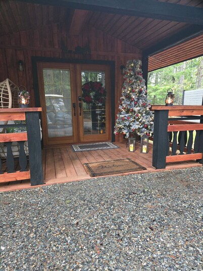 Charming cabin in outside lovely coombs  on 10 acreas  veryprivate 