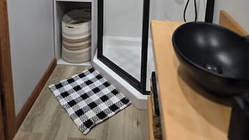 Douche, sèche-cheveux, serviettes fournies, savon