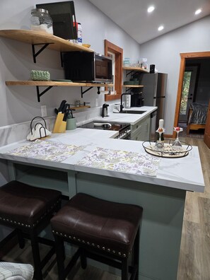 Geladeira, micro-ondas, fogão, cooktop