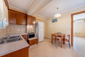 Fridge, stovetop, electric kettle, cookware/dishes/utensils - Apartment 'Alex Bar 22' with Sea View, Wi-Fi and Air Conditioning (Parga)