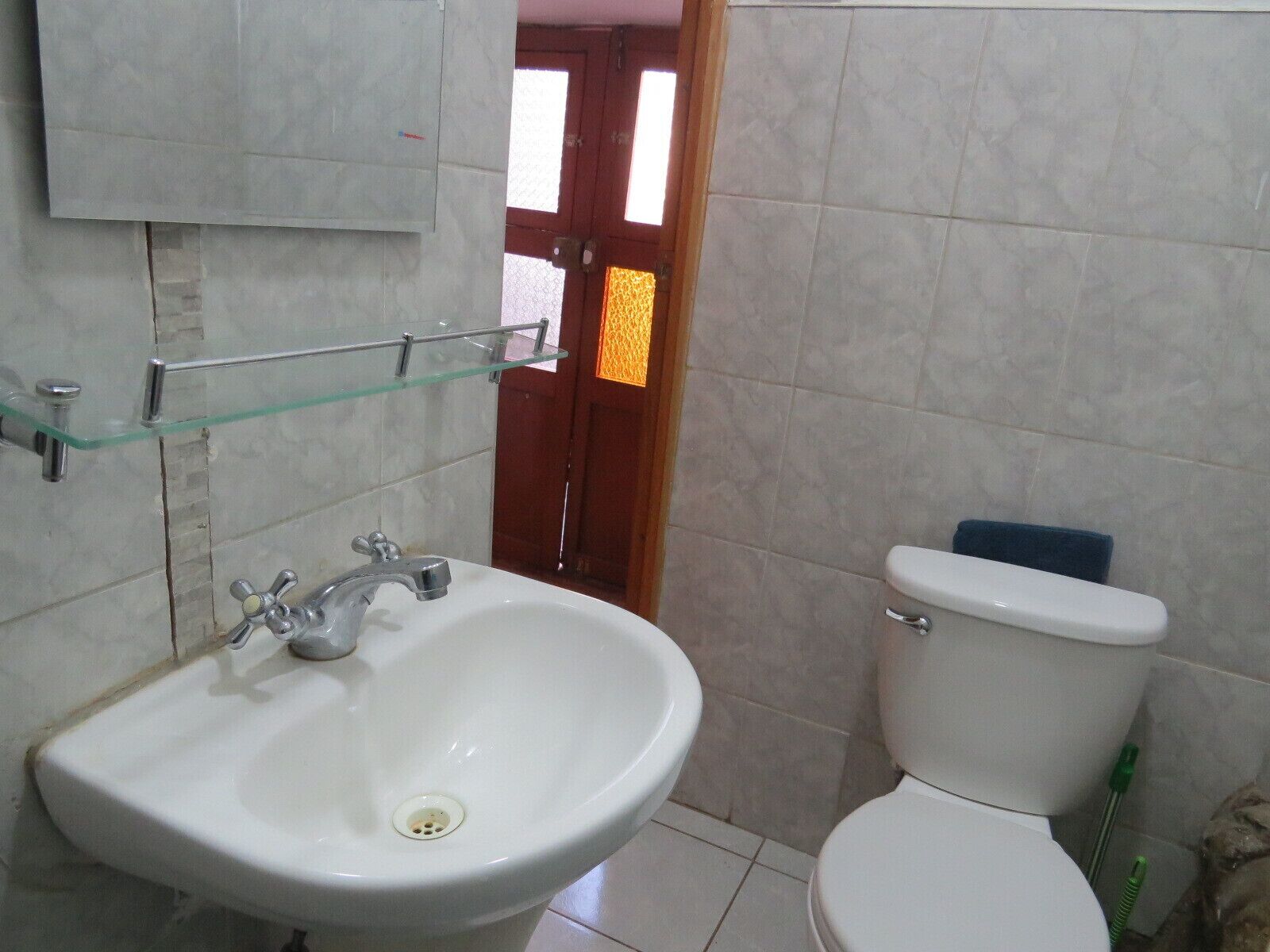 Serviettes fournies, papier toilette