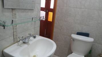 Serviettes fournies, papier toilette