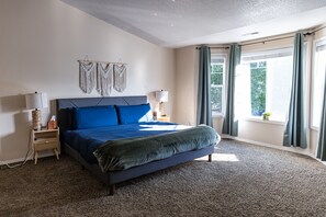 2 soverom, skrivebord, strykejern/-brett og reiseseng for barn