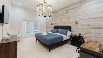 5 bedrooms, desk, iron/ironing board, WiFi