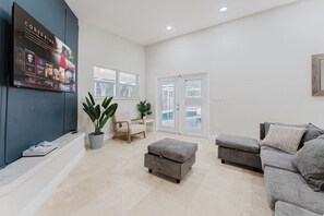 TV - 5BD Beach House, Sun, Pool, BBQ & Shop! Beach & Aventura Mall – Sleeps 26! (Miami)