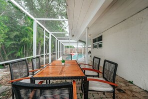 Outdoor dining - 5BD Beach House, Sun, Pool, BBQ & Shop! Beach & Aventura Mall – Sleeps 26! (Miami)