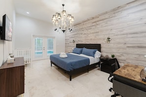 5 bedrooms, desk, iron/ironing board, WiFi - 5BD Beach House, Sun, Pool, BBQ & Shop! Beach & Aventura Mall – Sleeps 26! (Miami)