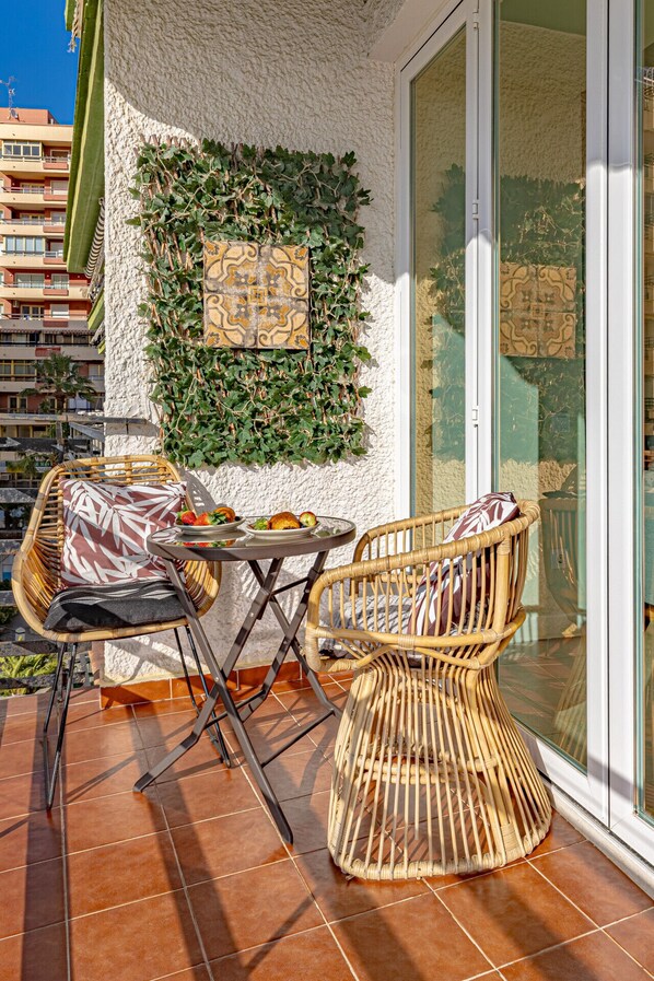 Outdoor dining - Boho Chic Jewell, Frontline Sea & Paseo Views (Marbella)