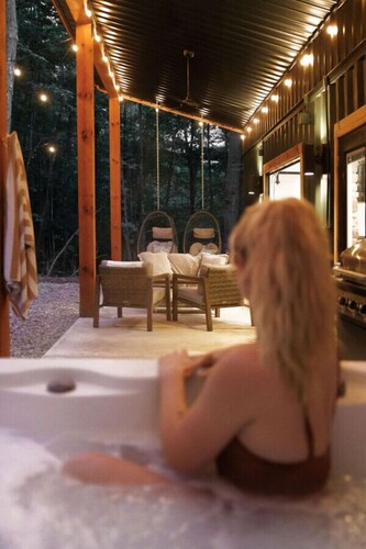 Cozy Container Home | Hot tub + Fire pit