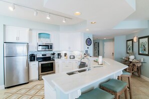 Private kitchen - Sea Chase Resort, Gulf Front Condo 3 bd/3 ba, Fitness Room, 5 pools, 4 Hot Tubs (Orange Beach)