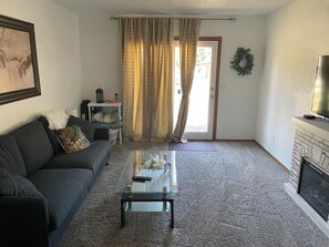 Smart-TV, DVD-Player, Bücher, Computerbildschirme