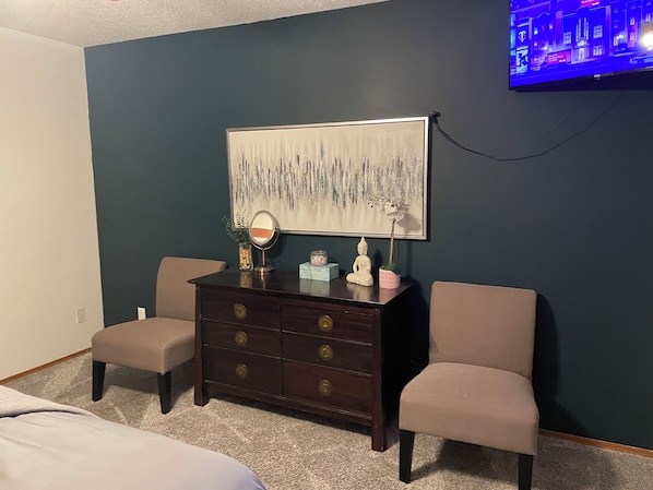 2 bedrooms, desk, iron/ironing board, free WiFi - Charming 2-bedroom Condo with large driveway in Murphysboro sleeps up to 6 (Murphysboro)