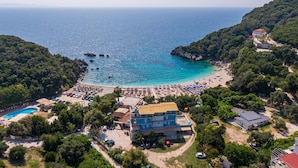 An aerial view of a coastal area with a beach, a swimming pool, and several buildings. - Apartment 'Alex Bar 4' with Sea View, Wi-Fi and Air Conditioning (Parga)