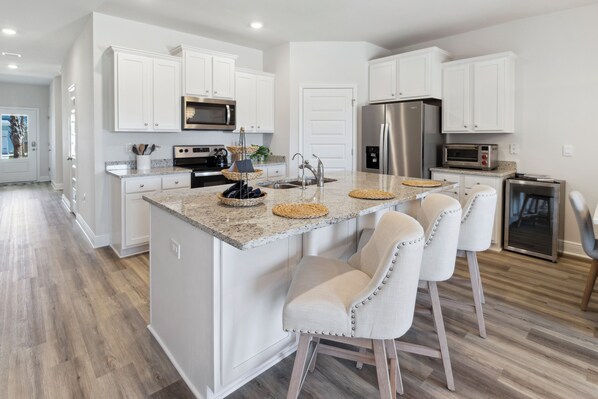 冷蔵庫、電子レンジ、オーブン、コンロ