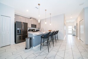 Fridge, microwave, oven - Epic Elegance Home/Resort Amenities/Disney10 miles (Kissimmee)