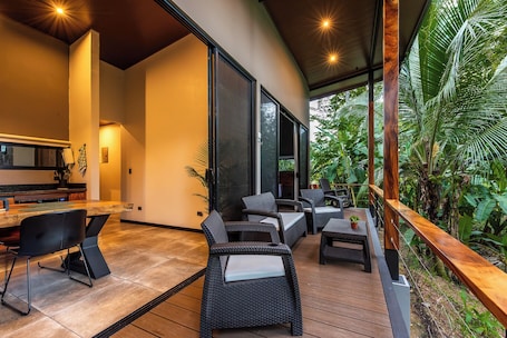 Outdoor dining. Beautiful and cozy apartment next to the Sarapiquí River