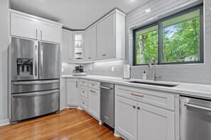 Refrigerador, microondas, horno y parrilla de estufa