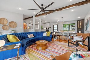 Smart TV, chimenea, videojuegos y tenis de mesa 