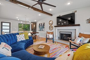 Een smart-tv en een open haard