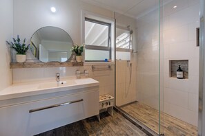 Dusche, Haartrockner, Handtücher, Toilettenpapier