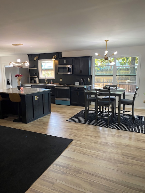 Dining - Pleasant 4-bedroom house in Columbus with WiFi (Columbus)