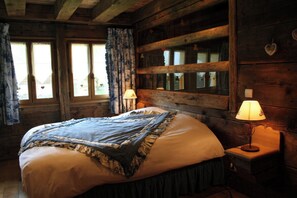 4 slaapkamers, een strijkplank/strijkijzer, gratis wifi, beddengoed