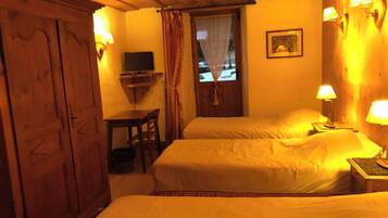 4 bedrooms, iron/ironing board, free WiFi, bed sheets