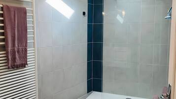 Douche, sĂšche-cheveux, serviettes fournies