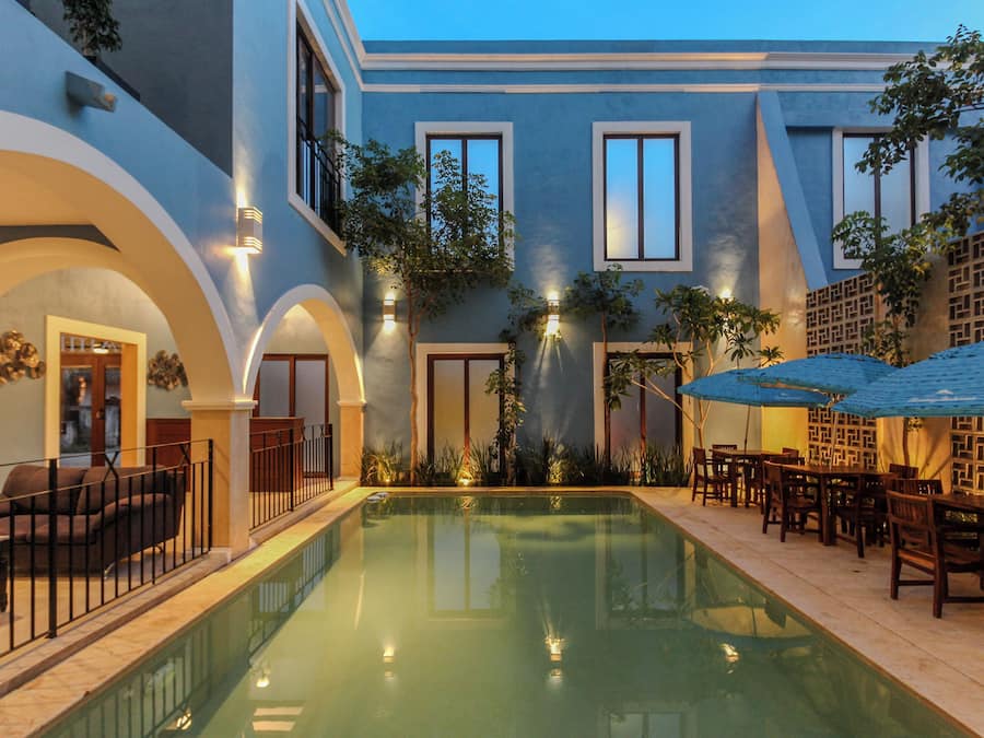 Una piscina al aire libre