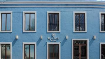 Vista frontal de la propiedad